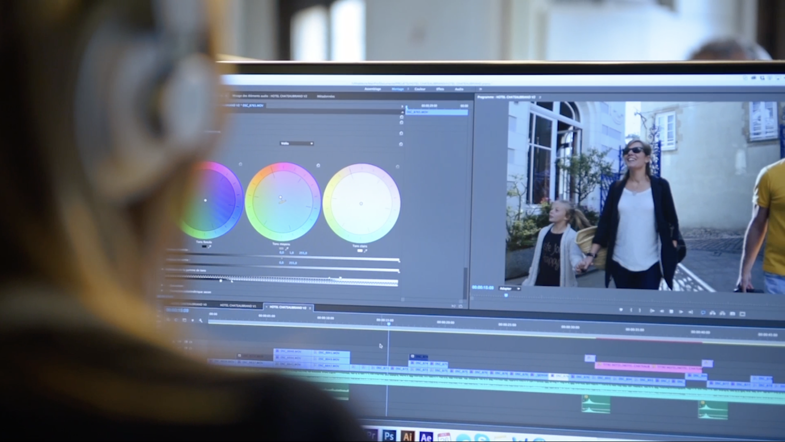 Femmes devant le logiciel de montage vidéo Premier Pro en train de faire du montage vidéo