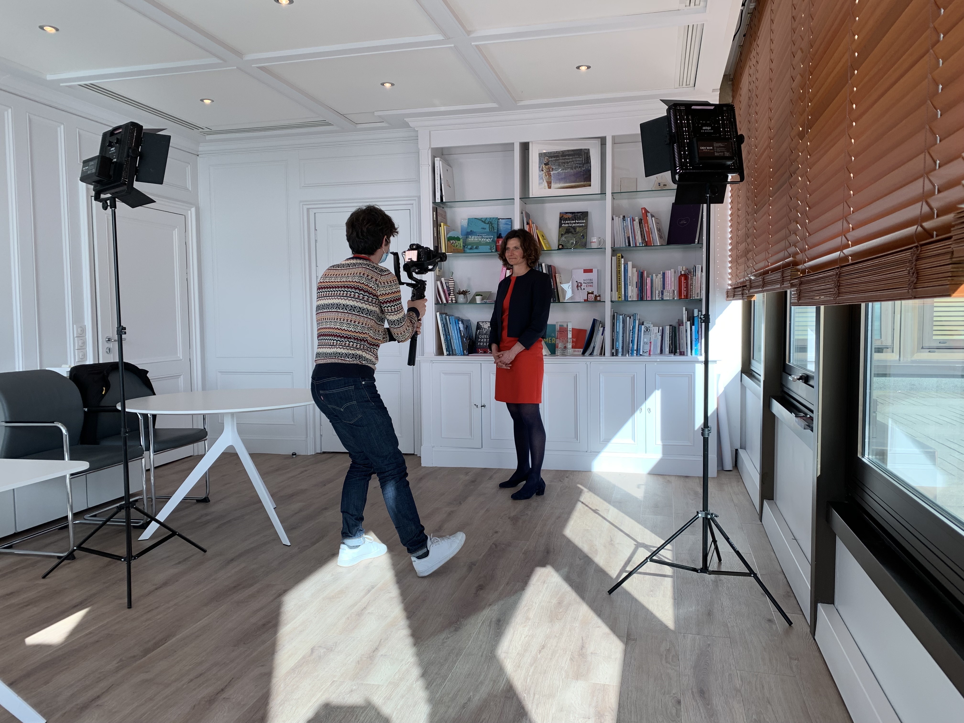 Cadreur qui réalise une interview dans un bureau avec une caméra portée avec un stabilisateur