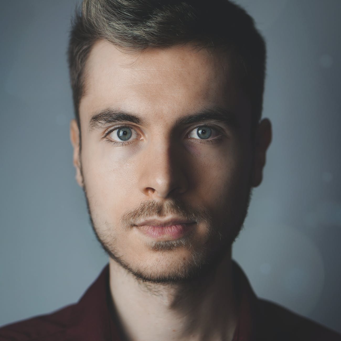 Photo portait en gros plan d'un jeune homme de 25 ans