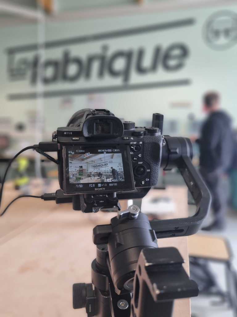 Appareil photo caméra Sony sur stabilisateur Ronin en train d'enregistrer une image